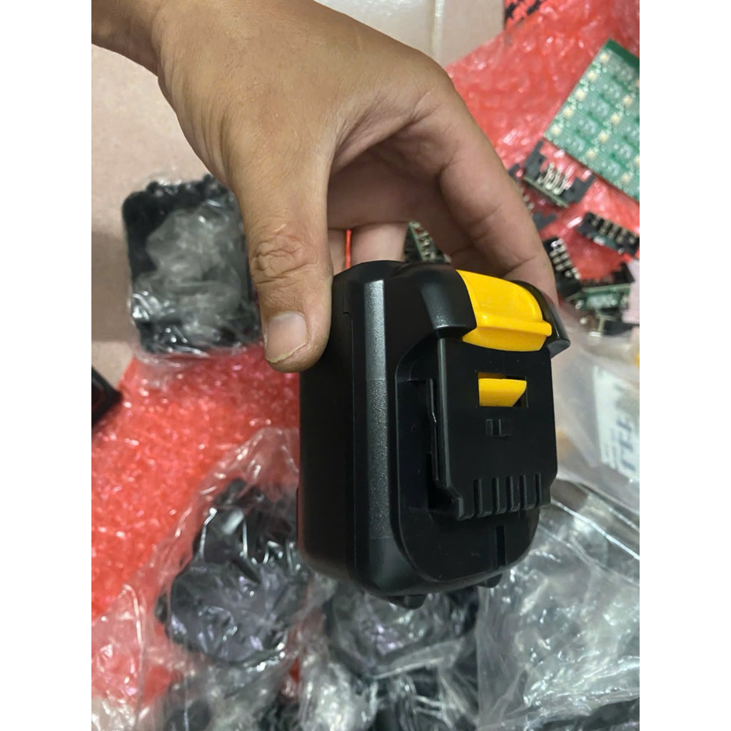 vỏ mạch dewalt 10.8v-12v mới, ko pin- ko tem ngoài.