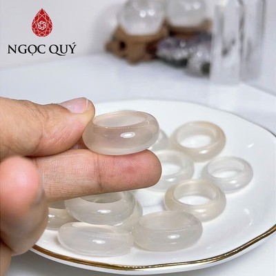 Nhẫn mã não - Nhẫn bạch nguyệt quang chất trong 5A độ khởi quang cao bản 7-9mm ND103 - Ngọc Quý