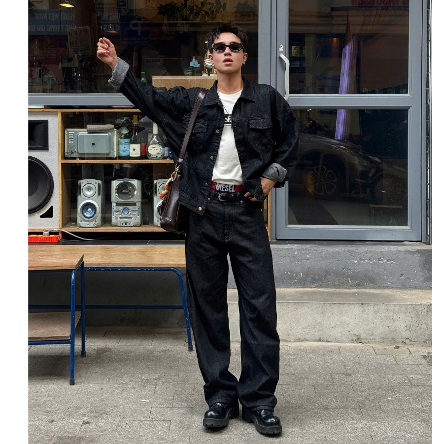 RAW BLACK WIDE STRAIGHT JEANS WHOSE - Quần jeans ống đứng wide fit Whose Studio 2025