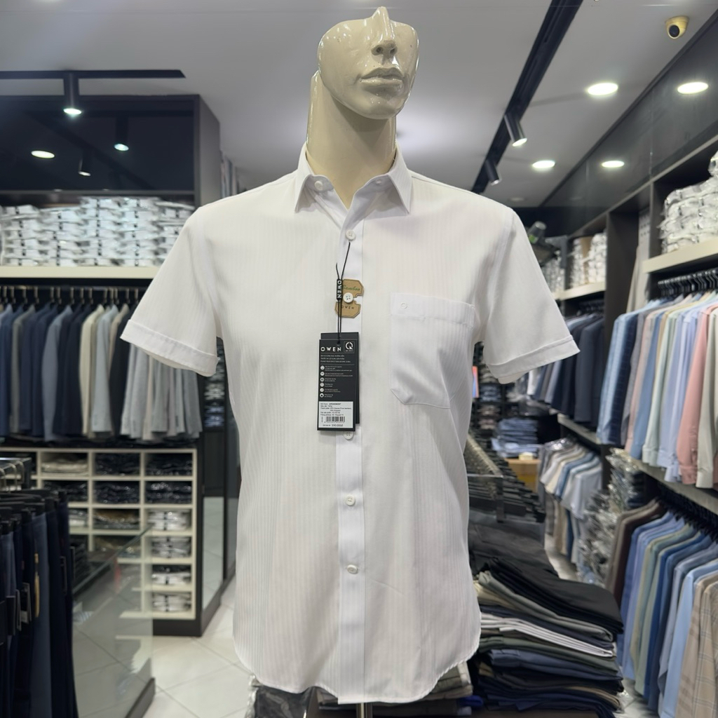 Áo sơ mi owen ngắn tay màu trắng kẻ sọc chìm regular fit vạt bầu vải sợi tre AR240062NT