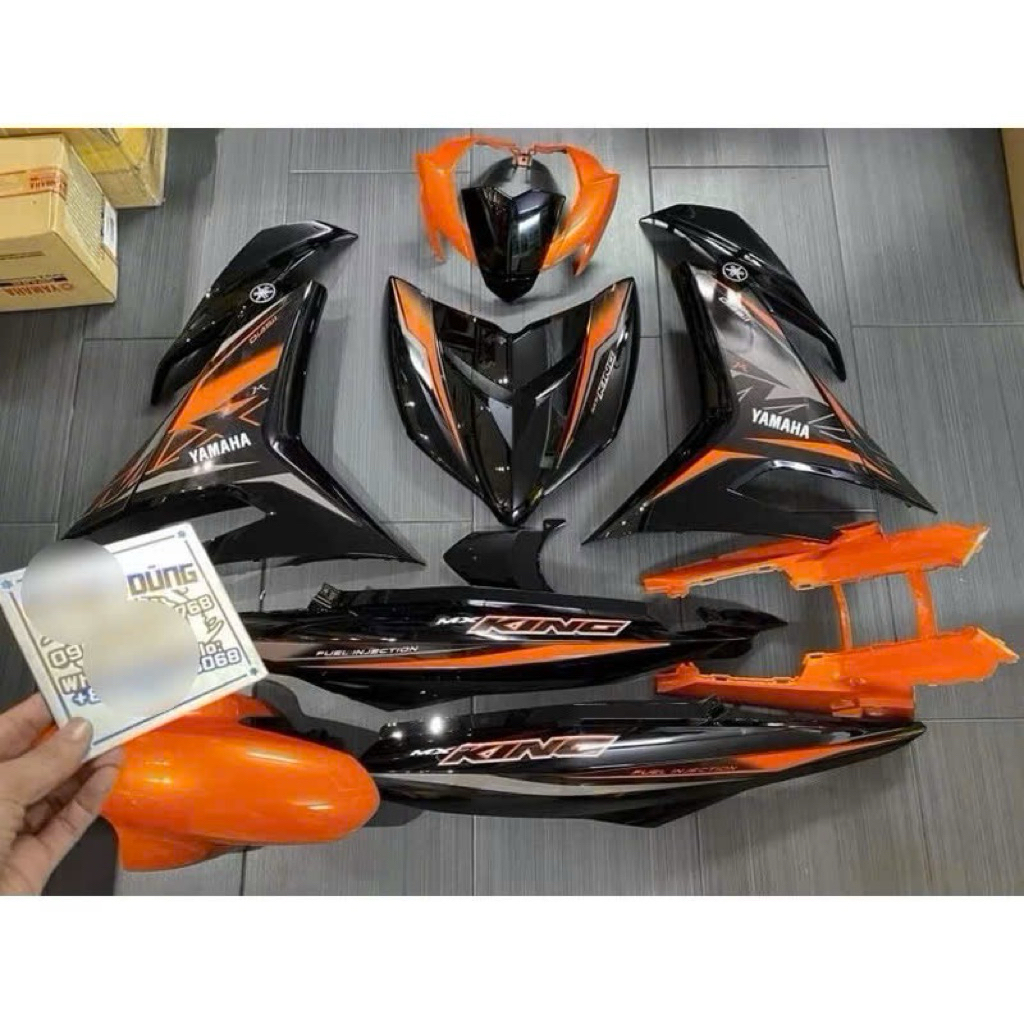 Áo Exciter 150 đen cam tặng tem