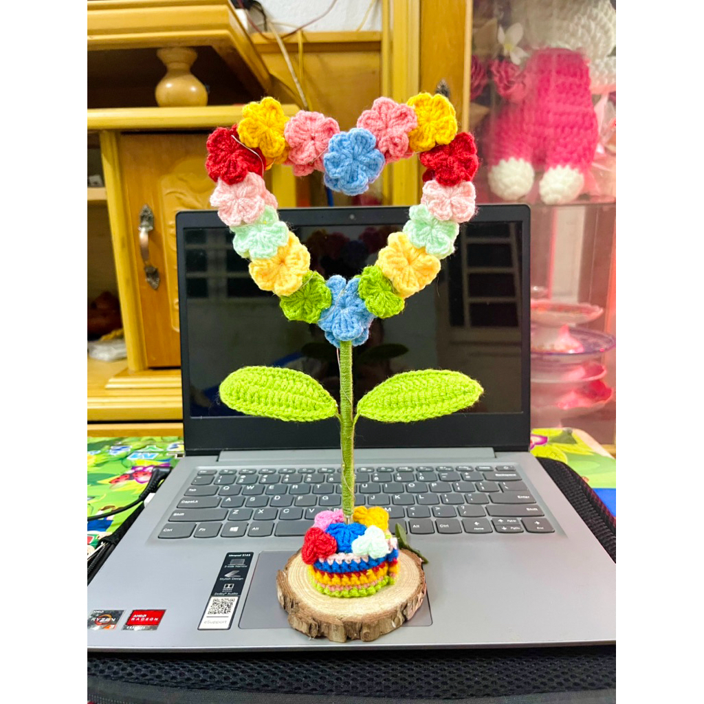 Chậu hoa trái tim len handmade. Chậu hoa đế gỗ. Hoa len nhiều màu. (Có đèn led). Set hộp quà.