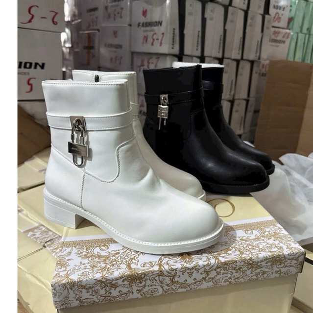 {Sẵn QC fullbox} Booot Nữ da mềm đế thấp đai ổ khóa Boot ổ khóa cạnh đế thấp dễ đi và Booot ống vàng