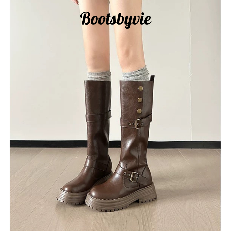 [Hoả Tốc] 🦋 𝐁𝐨𝐨𝐭𝐬𝐛𝐲𝐯𝐢𝐞 🦋 Giày bốt nữ đế cao 3.5cm, kiểu cái nút cài mang được 2 kiểu, ATD /ATN mũi tròn cá tính