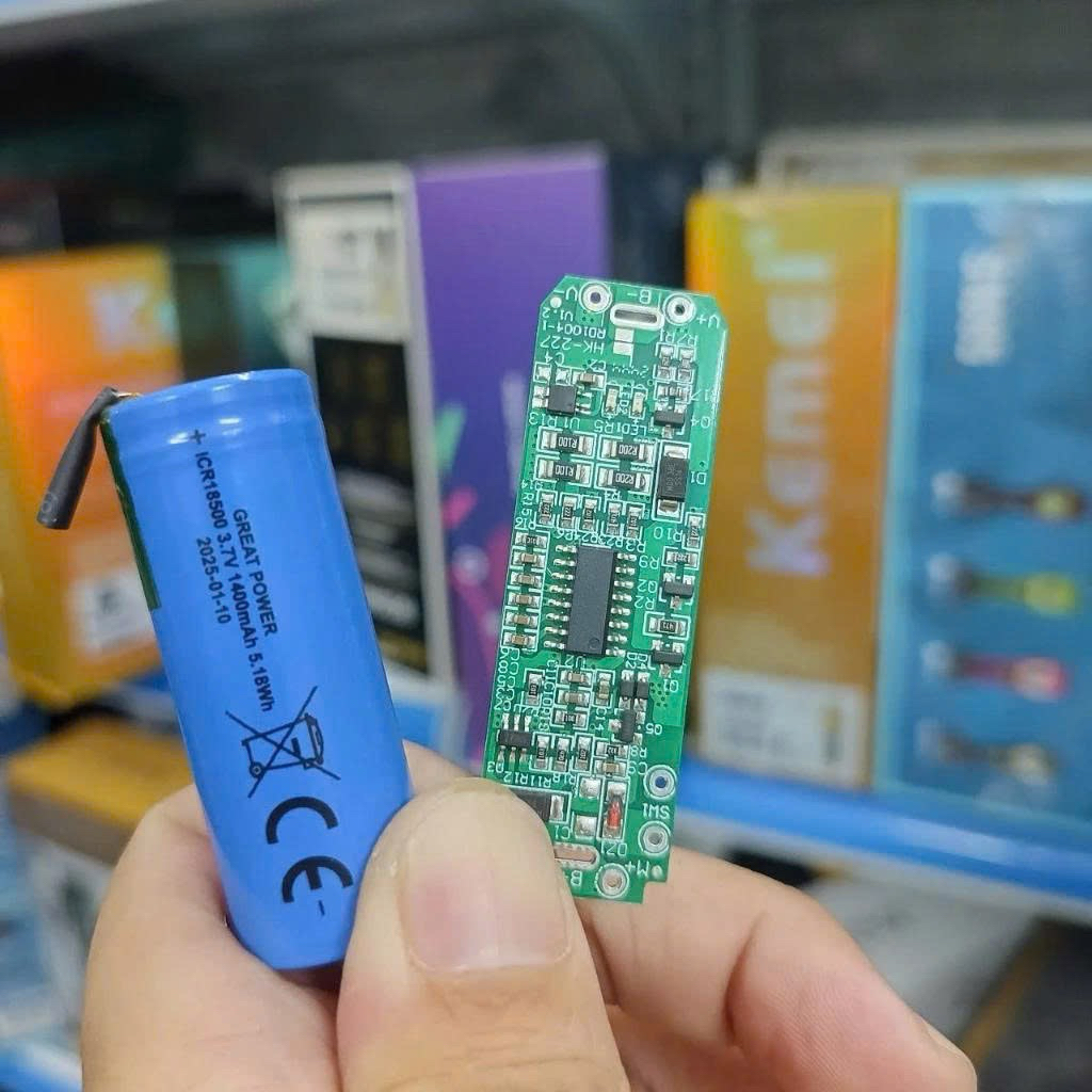 Mạch và pin của tông đơ chấn viền kemei 1949