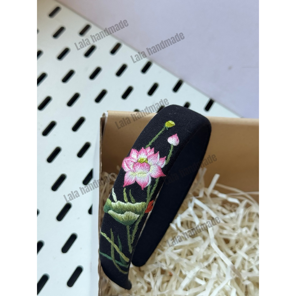 [Sen đen hồng] Bờm cài tóc thêu hoa sen truyền thống