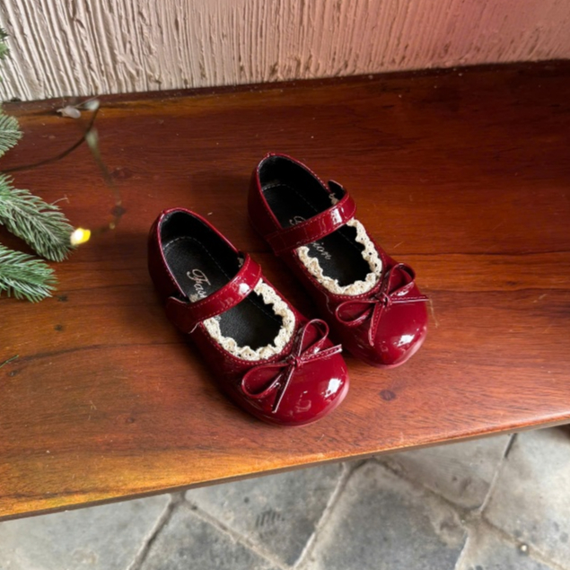 Giày búp bê cho bé gái da bóng màu đỏ mận phối ren siêu xinh