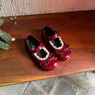 Giày búp bê cho bé gái da bóng màu đỏ mận phối ren siêu xinh
