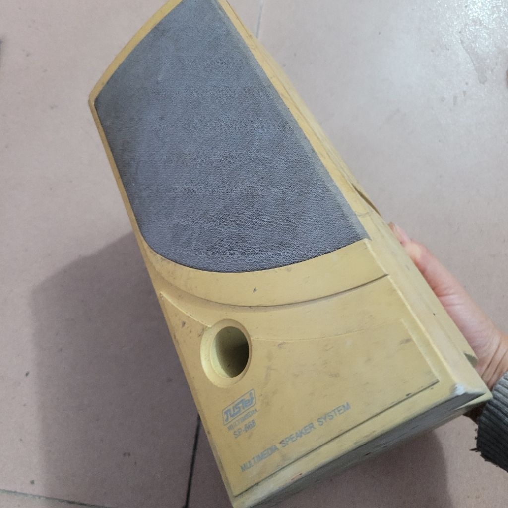 1 chiếc loa vi tính sử dụng bình thường loa cũ