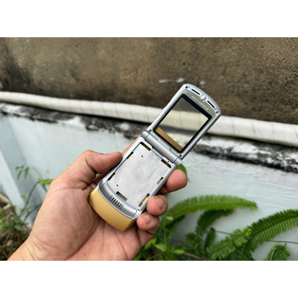 Vỏ motorola v3i vàng 70k