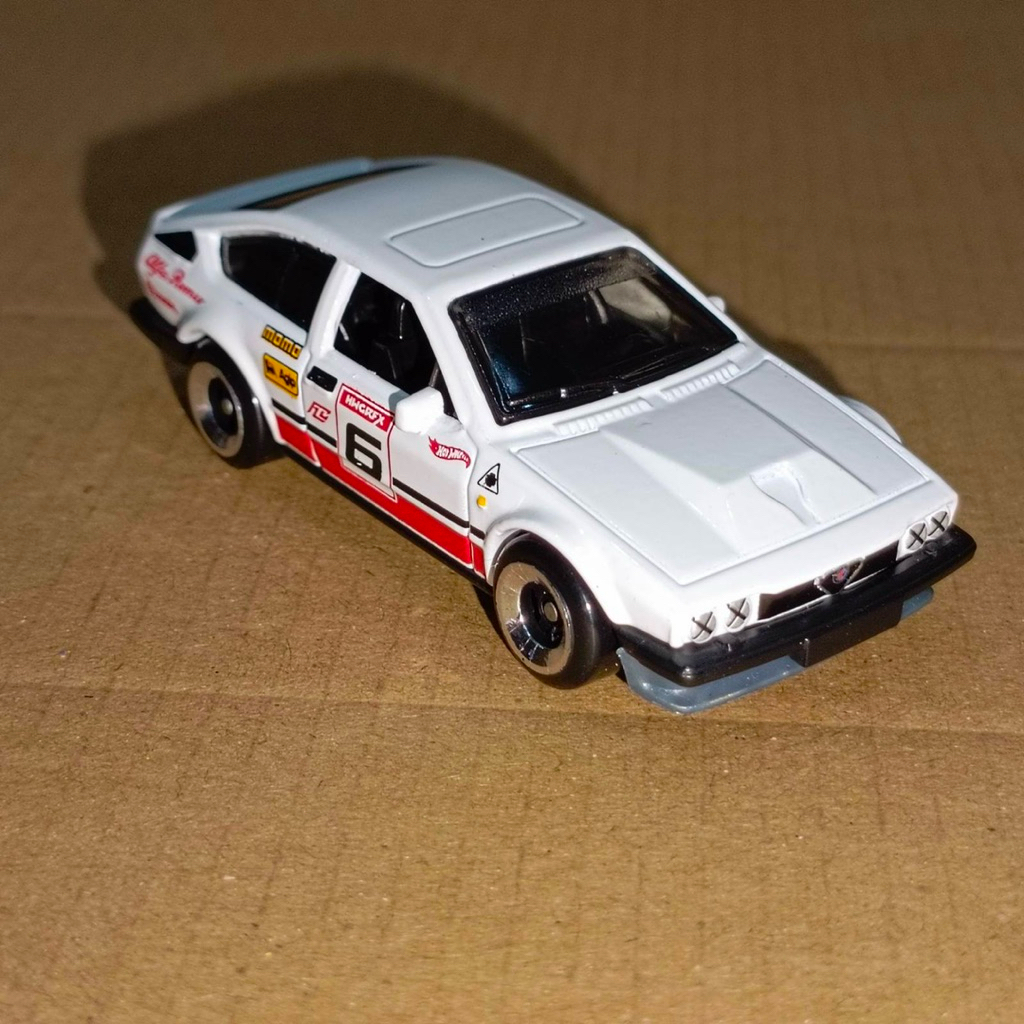 Xe Hot Wheels Alfa Romeo GTV6 3.0