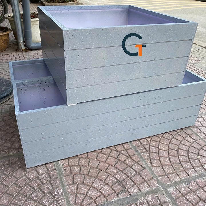 (80x30x30- CÓ CHÂN) Chậu trồng cây composite PVC kẻ chỉ sơn màu ghi nhạt giả đá, GTS