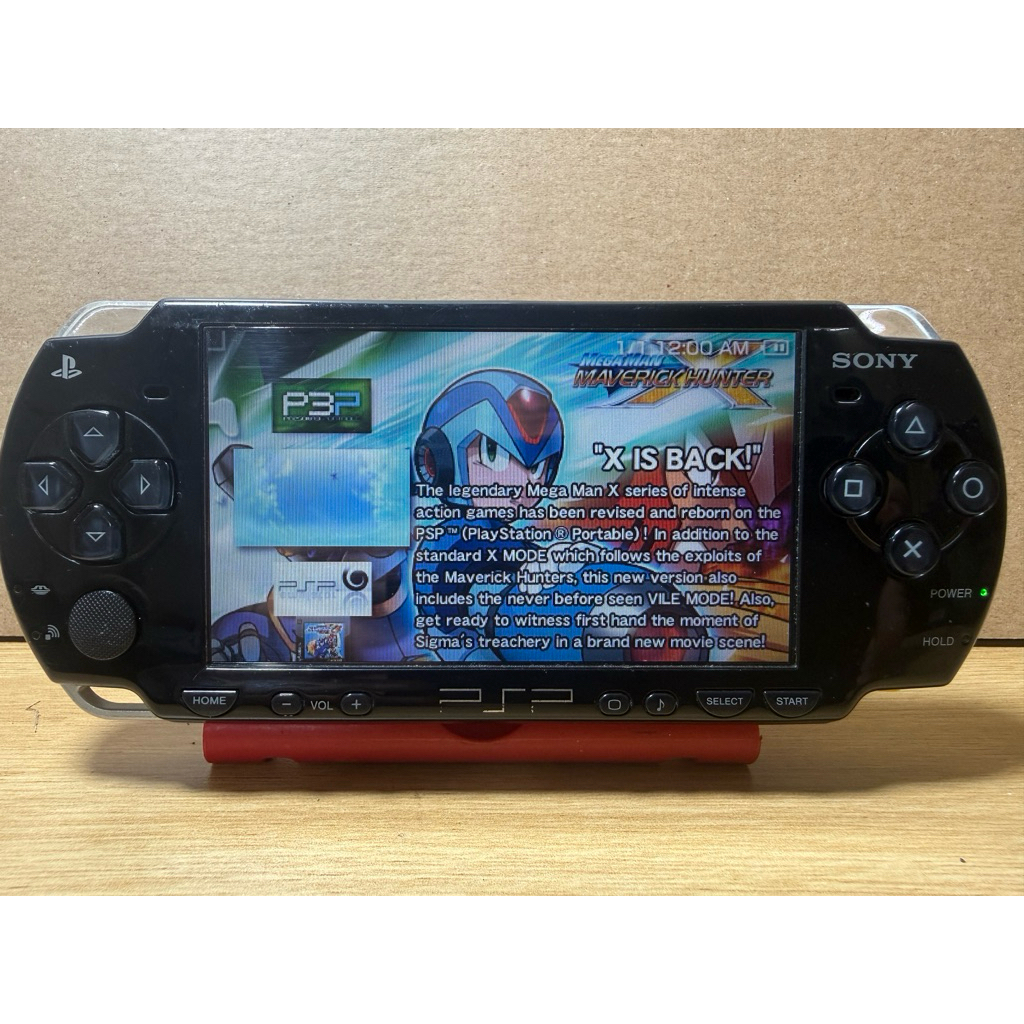Máy game PSP 2000 hack  + thẻ 16Gb có game và kèm sạc