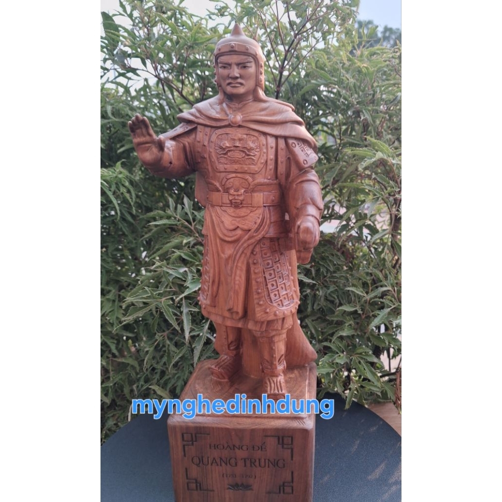 Tượng hoàng đế quang trung gỗ bách xanh thơm nức cao 30x9x7cm