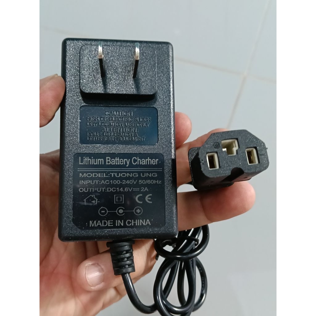 sạc bình điện xịt thuốc 14, 6v2A JAC cắm 3 lỗ như hình, phù hợp với cả bình pin và ác qui xịt thuốc.