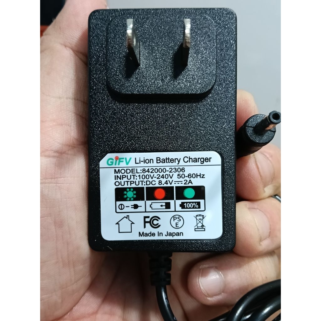 sạc pin áo điều hòa 8,4v 1.5 ,jac cắm DC 3,8 mm.. có đèn báo đầy điện.