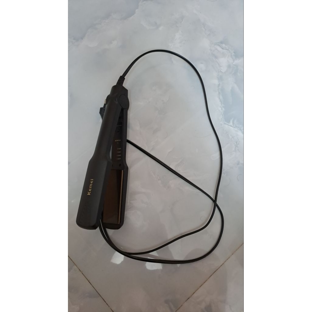 máy duỗi tóc kemei