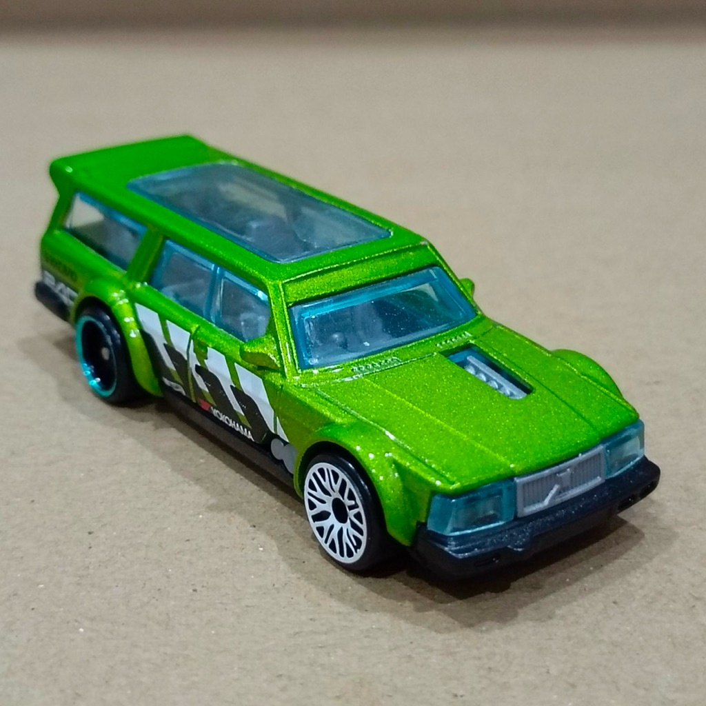 Xe Hot Wheels Volvo 240 Drift Wagon