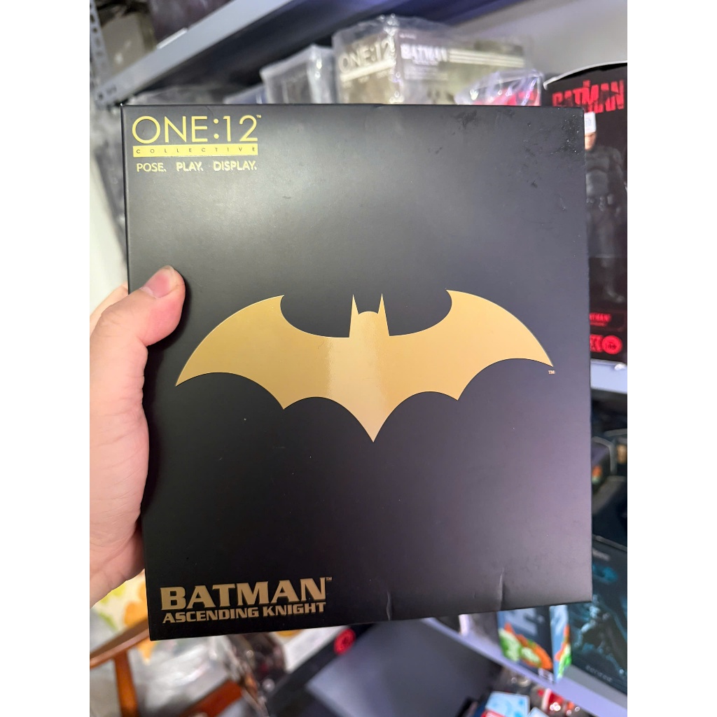 Mô hình MEZCO Batman Ascending Knight (Toy Fair Exclusive)