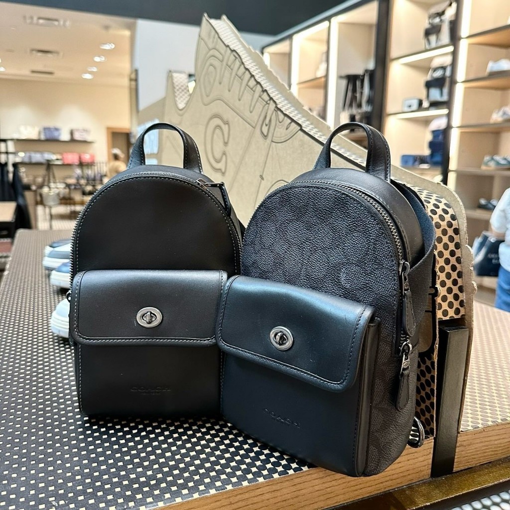 Túi Đeo Chéo Nam Coat Small Turnlock Sling Pack In Signature Canvas