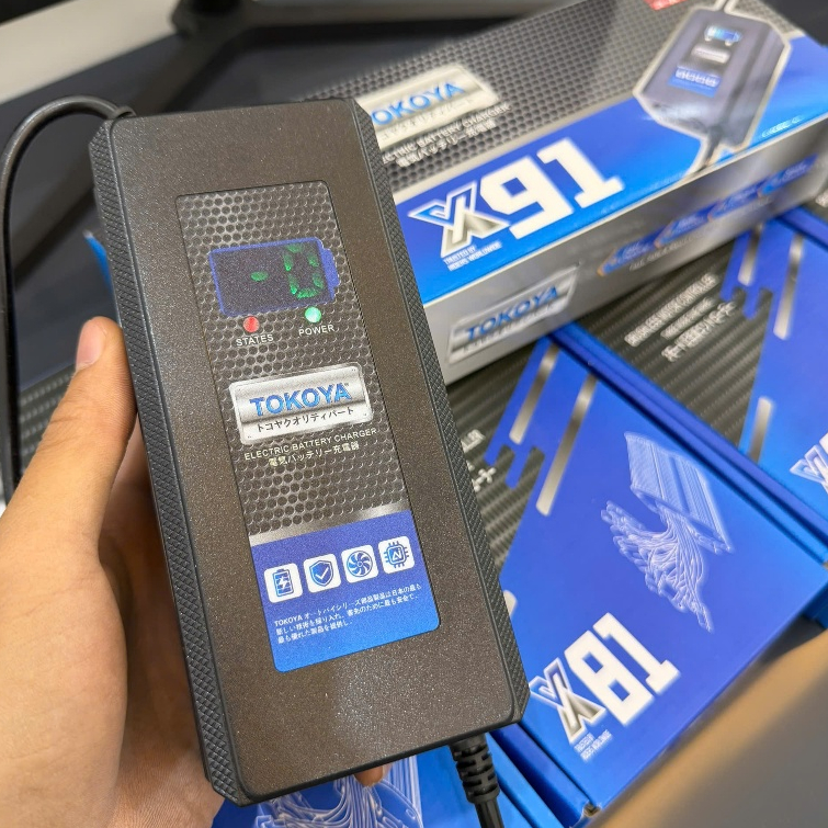 Sạc Xe Điện Tự Ngắt TOKOYA X91 – Báo % Pin, 12Ah 20Ah, 48V–84V, Sạc Xung An Toàn