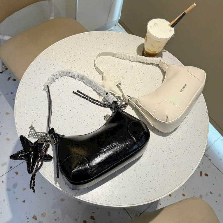 Túi Xách Nữ Kẹp Nách Da Bóng Size 21 Kèm Charm Levoi Sang Trọng – HT553 | BigBuy360 - bigbuy360.vn