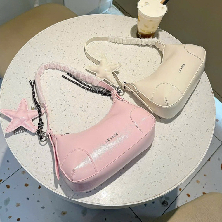 Túi Xách Nữ Kẹp Nách Da Bóng Size 21 Kèm Charm Levoi Sang Trọng – HT553 | BigBuy360 - bigbuy360.vn