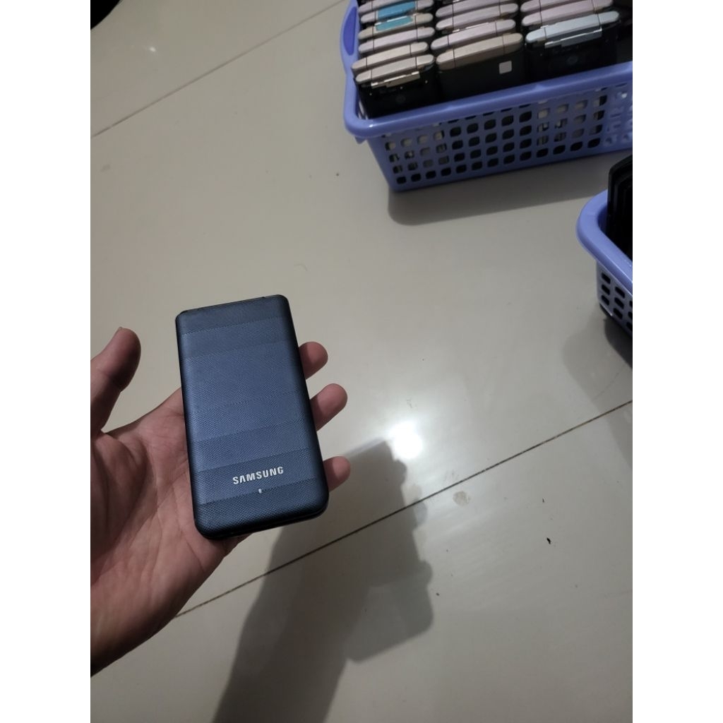 Điện thoại nắp gập Samsung Folder thế hệ 1 và thế hệ 2