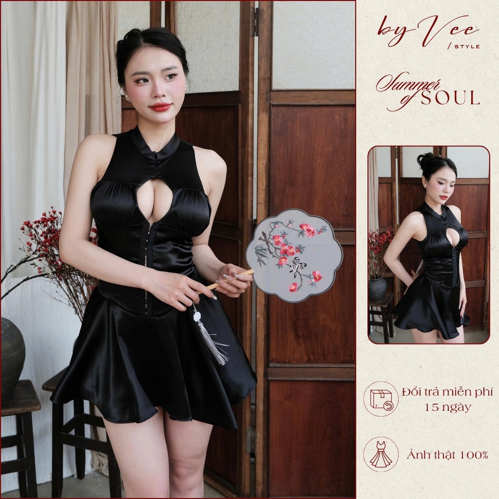 Đầm lụa đen Aura Slit Dress dáng ngắn ByVeeStyle, đầm khoét ngực tùng xòe