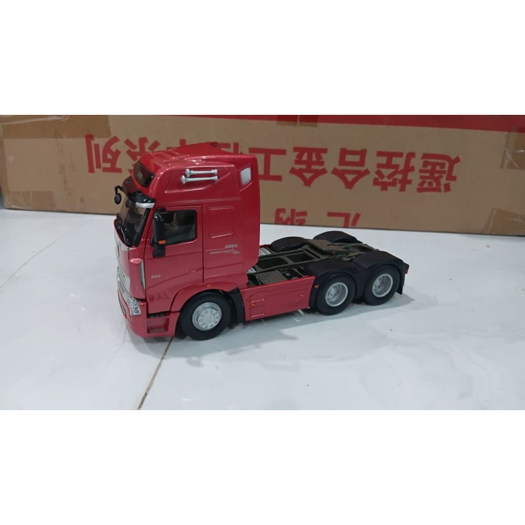 Mô hình xe đầu kéo HOWO A7 hợp kim 1:36