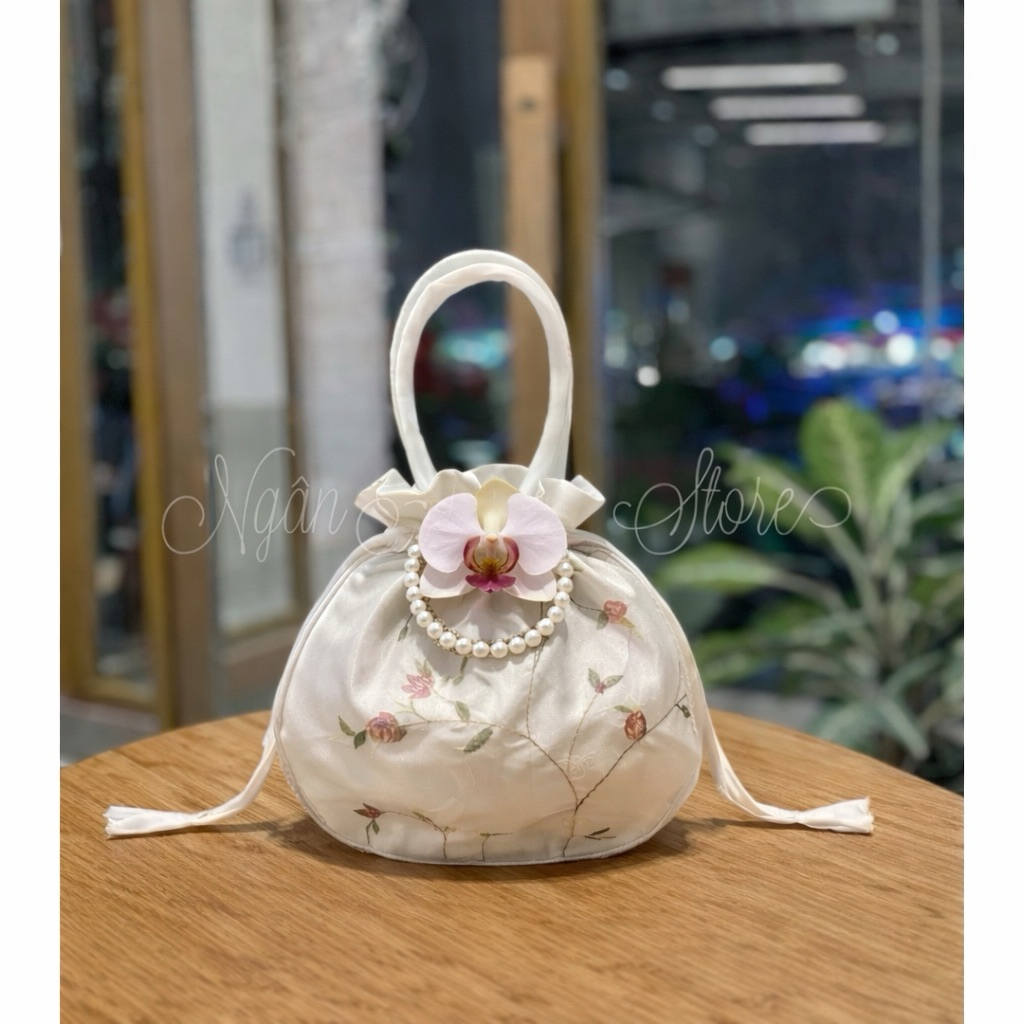 Túi Xách Vải mịn In Hình hoa nhã nhặn cho nữ chụp áo dài tết gắn phụ kiện hoa, dây trắng