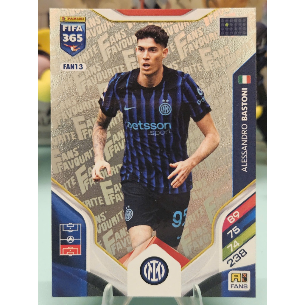 Thẻ FAN FAVOURITE Alessandro Bastoni Panini Fifa 365 2025/2026 (Inter Milan) (25/26) (Bóng Đá)