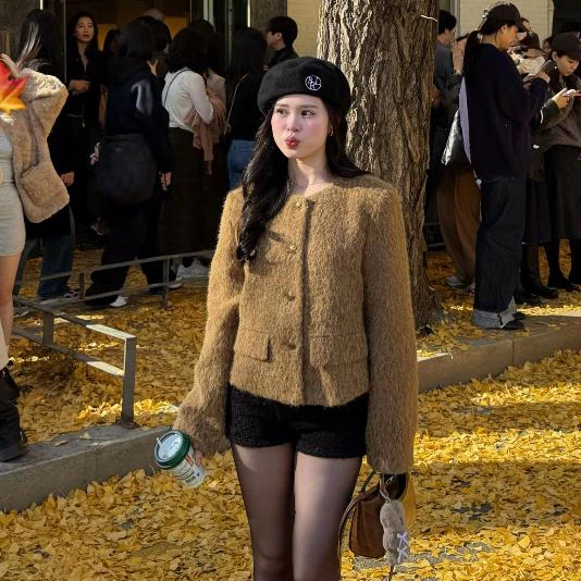 Áo Khoác Dạ Nữ Tweed Bông Xù Dáng Ngắn Cổ Tròn Túi Nắp 3 Màu Nâu,Kem,Đen diện thu đông siêu xinh new 2026 | BigBuy360 - bigbuy360.vn