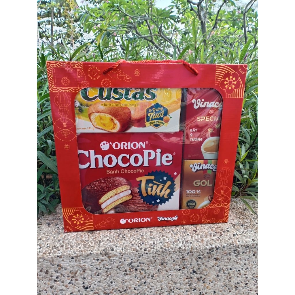 Hộp quà Tết bánh kẹo Orion & cafe Vinacafe