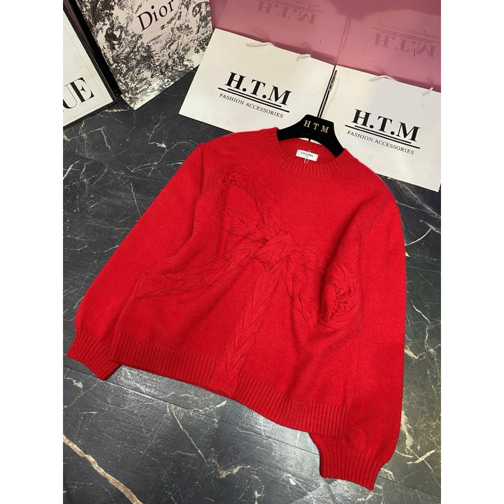 [Pre oder] 𝐑𝐨𝐲𝐞𝐞 𝐜𝐥𝐨𝐬𝐞𝐭 | ÁO SWT LEN ĐỎ CỔ TRÒN HOẠ TIẾT NƠ CHANE CHUẨN HÀNG QCCC L1