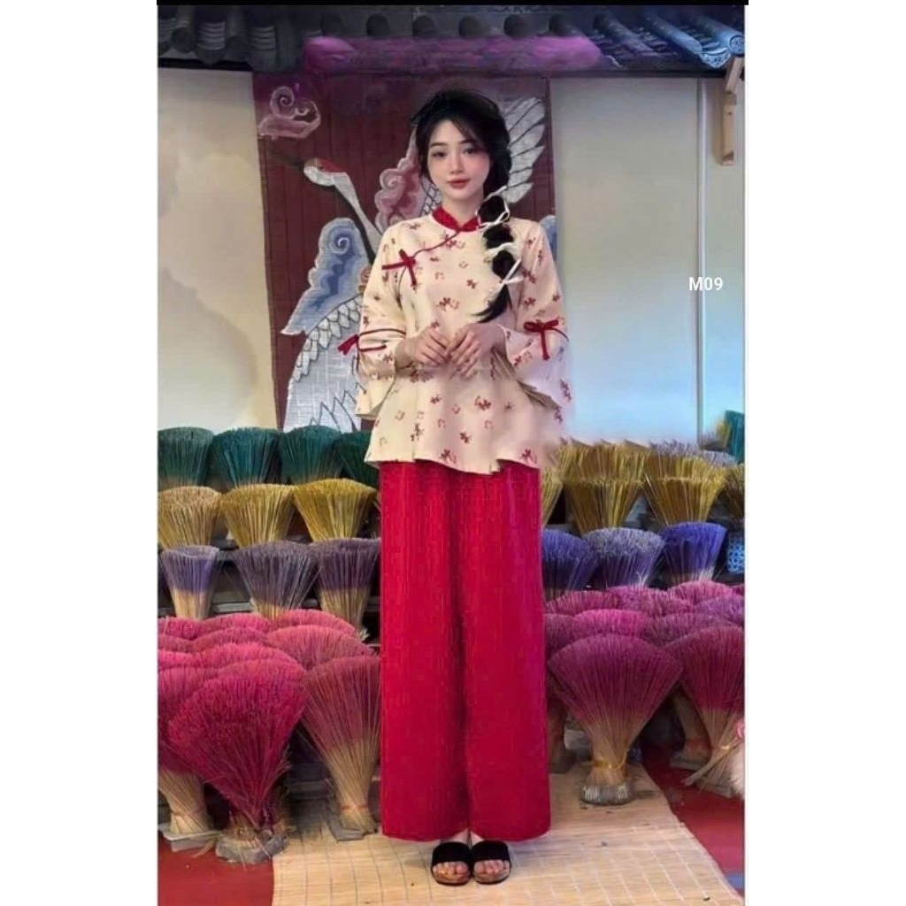 Bo thiet ke Bộ đồ nữ áo lụa in hoa tay lở loe phồng phối quần ống rộng trơn mặt tết dạo phố M09 Xinh