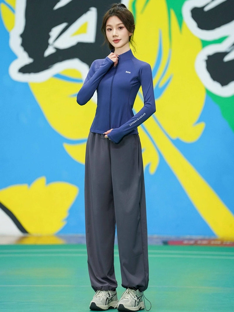 S1083D — Bộ đồ thể thao nữ áo slimfit, quần ống rộng 4