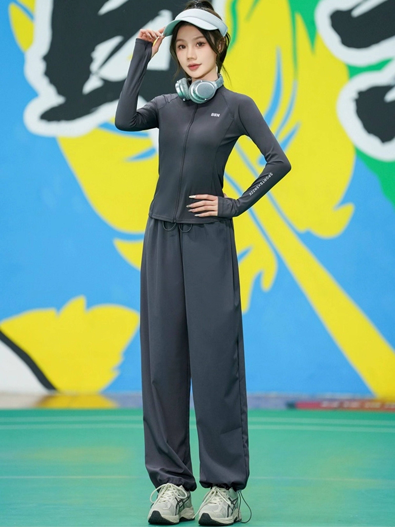 S1083D — Bộ đồ thể thao nữ áo slimfit, quần ống rộng 6