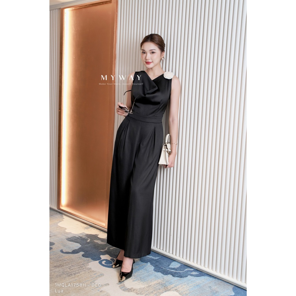 Jumpsuit Dài Ống Rộng Đen Hoa Cài MY WAY Elegant Fashion Thanh Tao Hiện Đại 1MQLA1758H