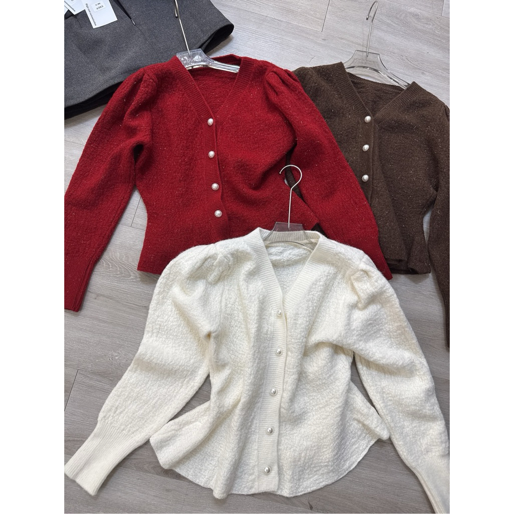 Áo Len Nữ Dáng Peplum Cổ Tim Đính Nút Ngọc – Thanh Lịch, Tôn Dáng ✨ | BigBuy360 - bigbuy360.vn