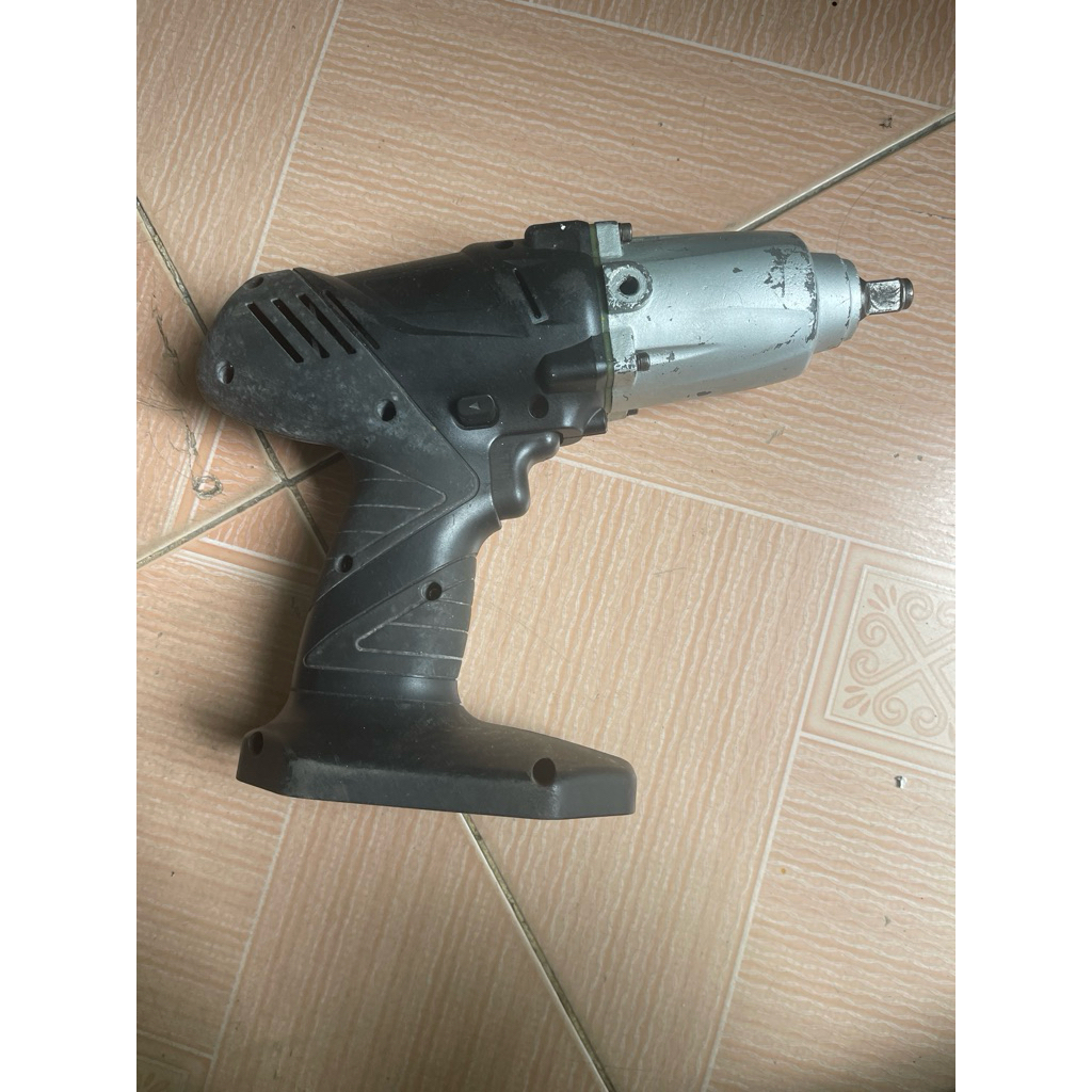 thân máy bulong astro 24v nhật bãi( quý khách chế chân pin makita vô sài ngon nhé)