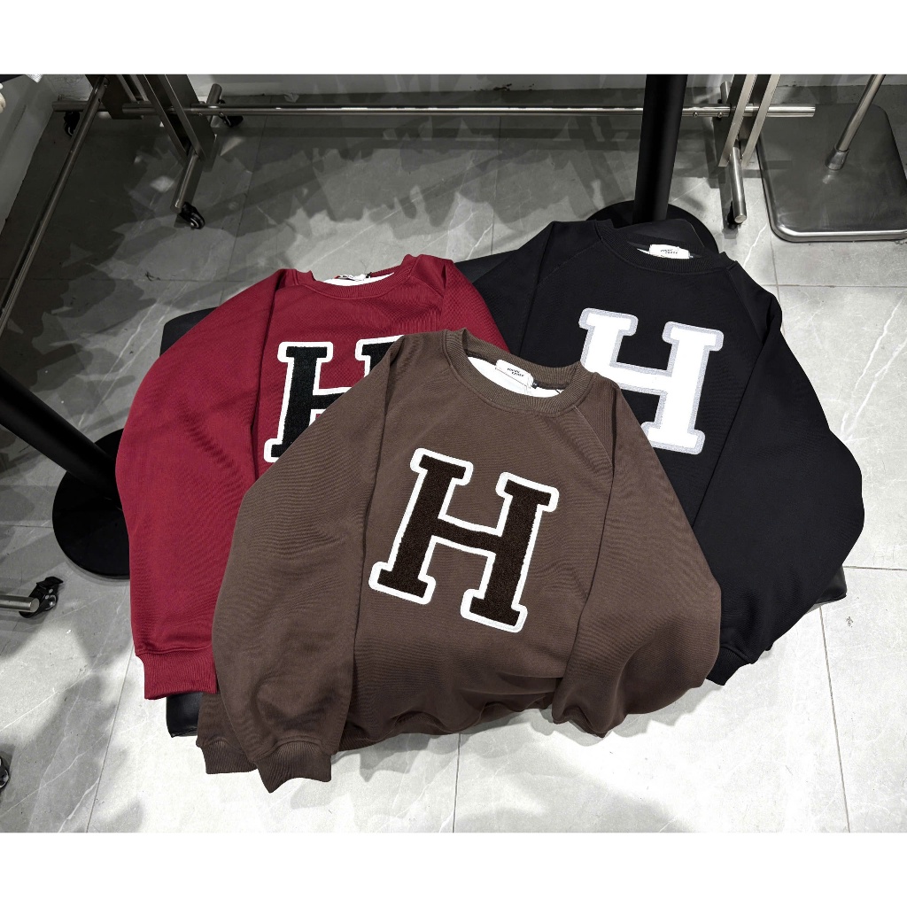 Pi Studio Áo Sweater Lông Cáo Chữ H Thêu Xù Unisex Nam Nữ AN226