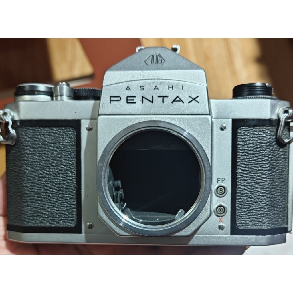 Body máy ảnh Asahi Pentax xưa trưng bày màu bạc