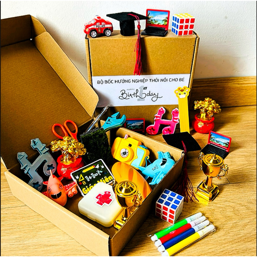 Hộp quà bốc thôi nôi cho bé trai, bé gái 1 tuổi, gồm 18 món chọn nghề xu hướng thời đại.