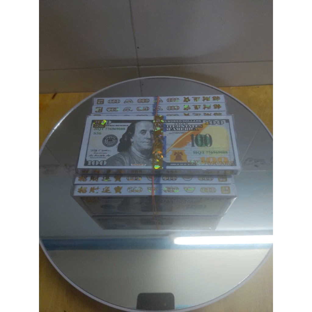 Một xấp đô la Mỹ giấy đẹp trong thờ cúng