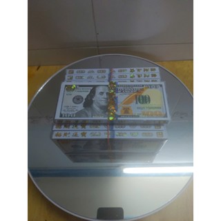 Một xấp đô la Mỹ giấy đẹp trong thờ cúng