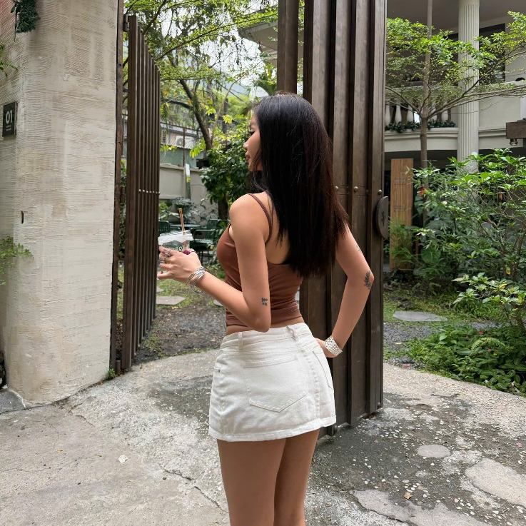 THE QUẠO - Chân Váy Lưng Thấp Màu Trắng Dáng Ôm Nhẹ Có Quần Trong N0601_739 | BigBuy360 - bigbuy360.vn