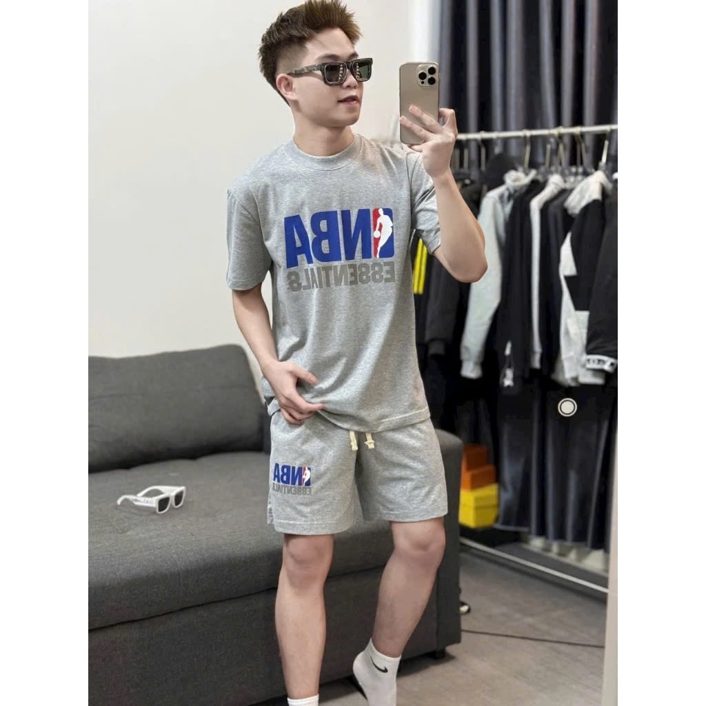 ộ đồ nam cộc tay mùa hè PB cotton in logo NBA Esentials, cao su nổi ngực và phối logo ở lưng BH244P | BigBuy360 - bigbuy360.vn