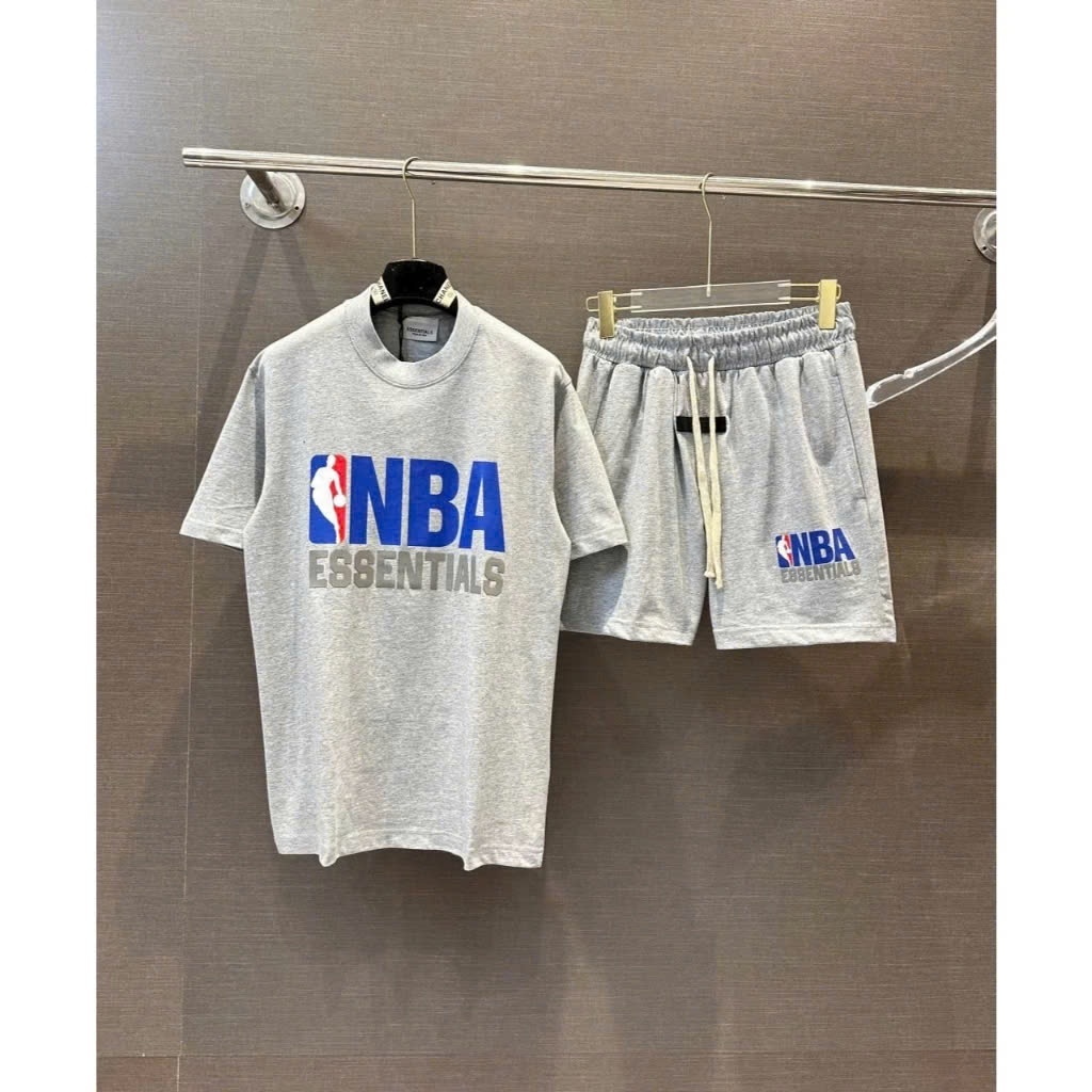 ộ đồ nam cộc tay mùa hè PB cotton in logo NBA Esentials, cao su nổi ngực và phối logo ở lưng BH244P | BigBuy360 - bigbuy360.vn
