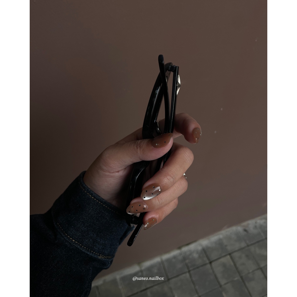 Nailbox chấm bi mắt mèo nâu mocha SÀNEO Nailbox - Móng giả form ngắn sang chảnh MM01 | BigBuy360 - bigbuy360.vn